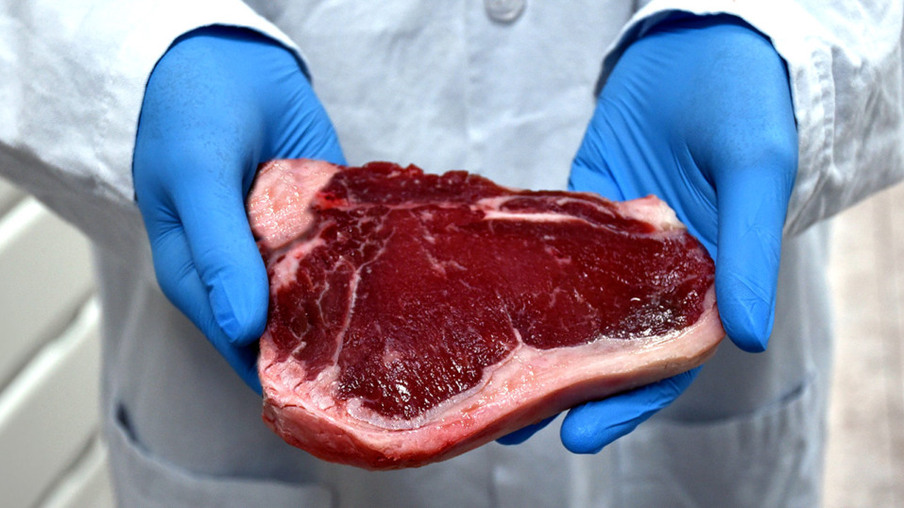 Como a manufatura de cultura de células é aproveitada na produção de carne cultivada?