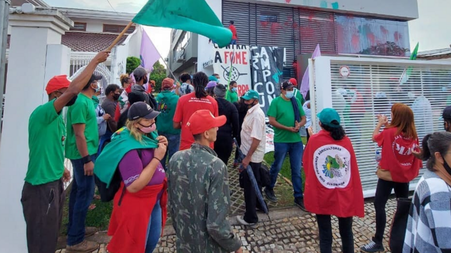 Militantes do MST e Via Campesina vandalizam sede da Aprosoja em Brasília