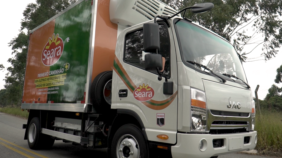 Seara inicia transporte com caminhão 100% elétrico e sem emissão de carbono