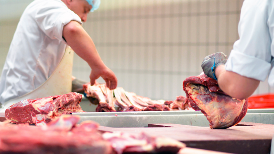 Preços caem e brasileiros comem mais carne de frango em 2023