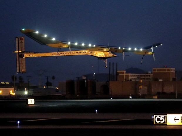 Avião movido a energia solar decola para 2ª etapa da travessia pelos EUA Avião movido a energia solar decola para 2ª etapa da travessia pelos EUA