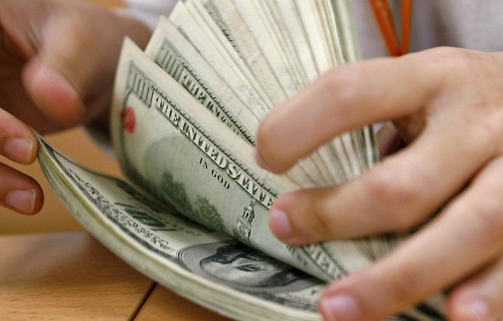 Dólar ultrapassa R$ 3,50, mas desacelera no fim do dia Dólar ultrapassa R$ 3,50, mas desacelera no fim do dia