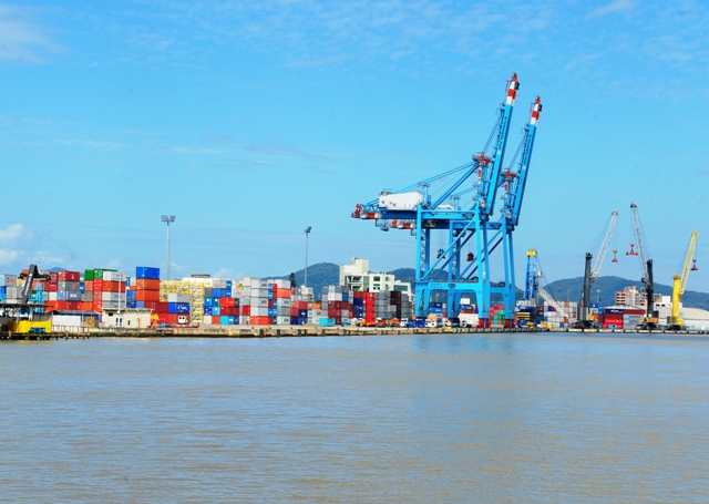 Setores ilustram país que ainda resiste e o que sente crise na pele