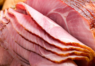 Propriedade alimenta porcos com as sobras da produção de queijo em MG