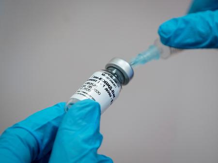 Presidente Bolsonaro autoriza indústrias veterinárias a produzirem vacina contra covid-19