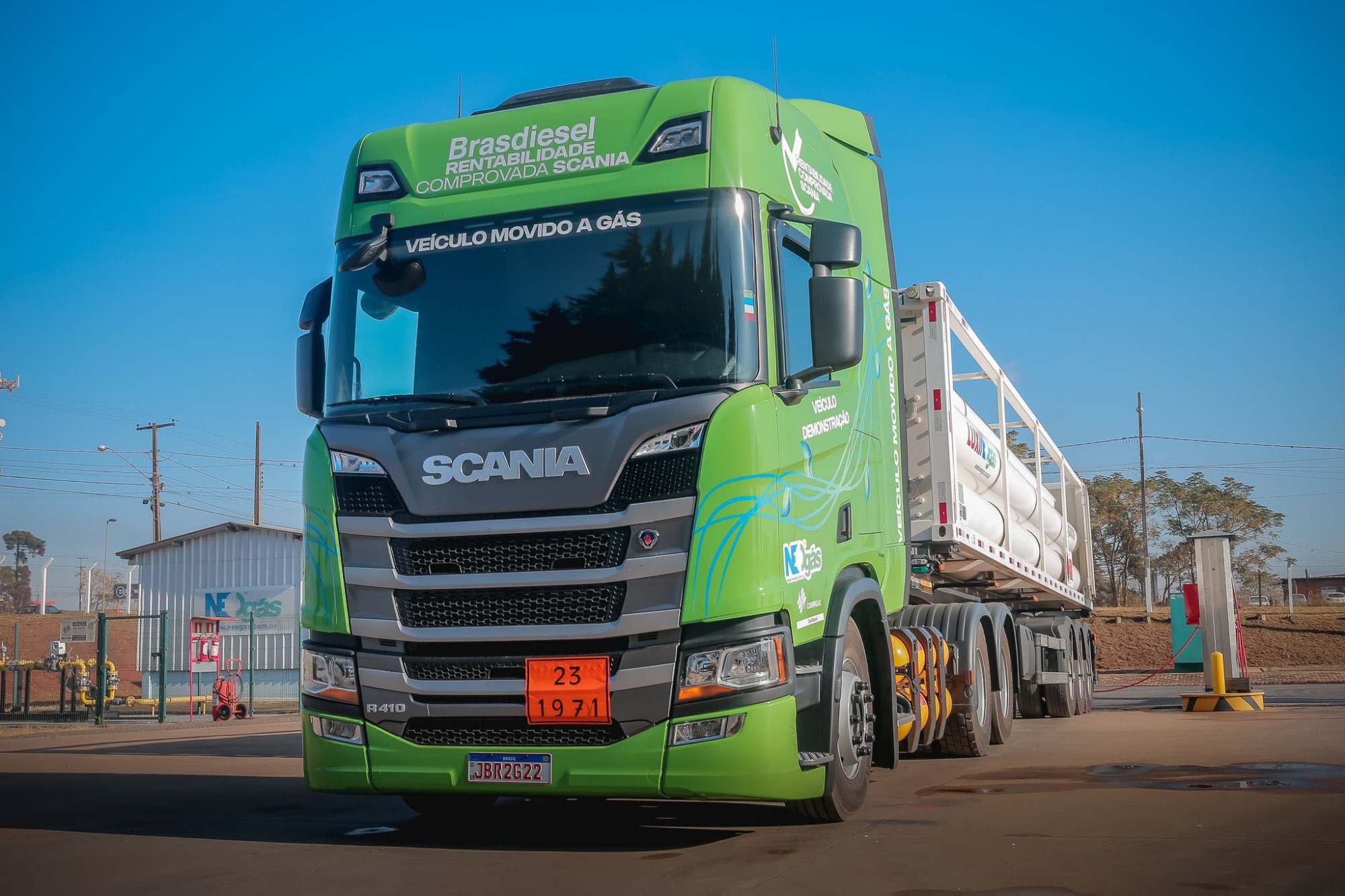 Um caminhão da Scania, movido a GNV e transportando GNV – o primeiro do Sul do país – começou a rodar nesta semana no trecho entre Ponta Grossa e Arapoti. A iniciativa abre novos caminhos para o gás natural do Paraná, ao passo que o transporte pode ser feito via terrestre – Curitiba, 27/05/2022 Um caminhão da Scania, movido a GNV e transportando GNV – o primeiro do Sul do país – começou a rodar nesta semana no trecho entre Ponta Grossa e Arapoti. A iniciativa abre novos caminhos para o gás natural do Paraná, ao passo que o transporte pode ser feito via terrestre – Curitiba, 27/05/2022