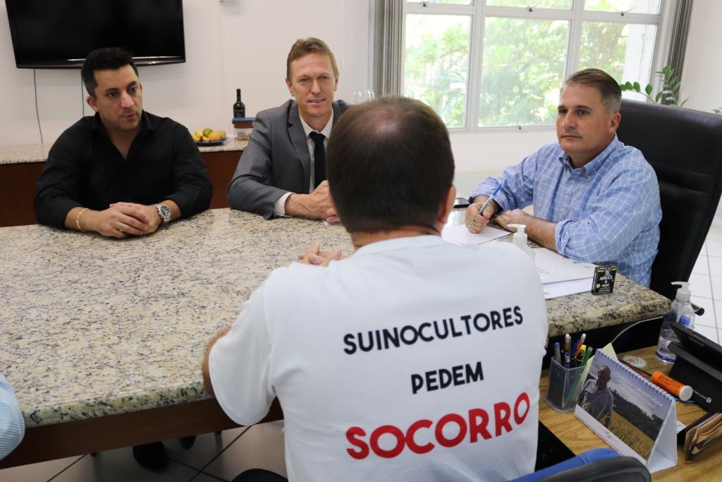 Suinocultores entregam pauta de reivindicação ao secretário de Agricultura de SC Suinocultores entregam pauta de reivindicação ao secretário de Agricultura de SC