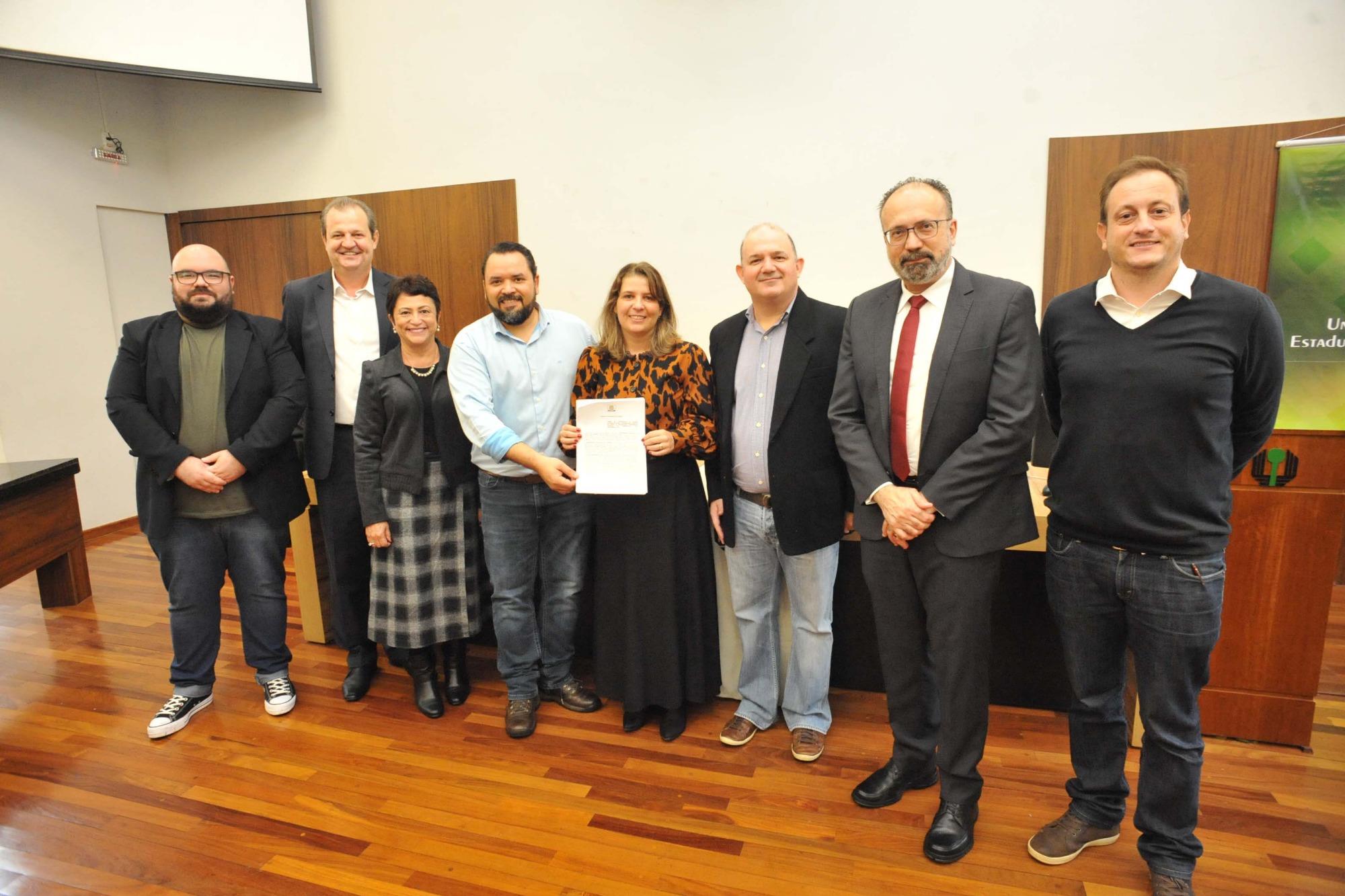 Parceria científica entre UENP e UEL busca desenvolver tecnologia para combater doenças na lavoura