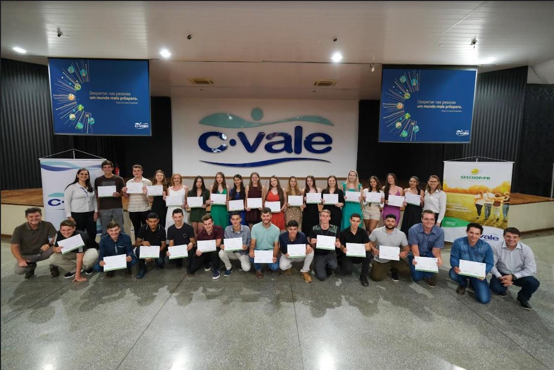 Jovens concluem curso de liderança