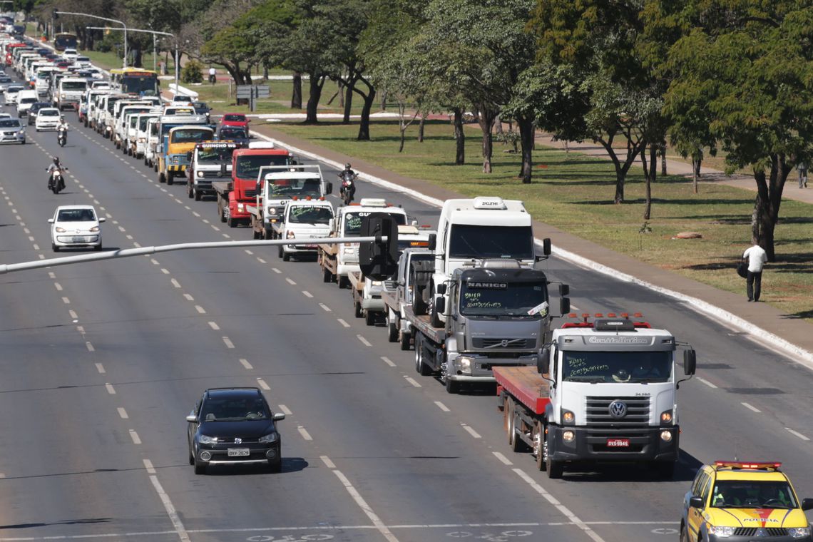 Caminhoneiros fazem protesto contra a alta no preço dos combustíveis na Esplanada dos Ministérios