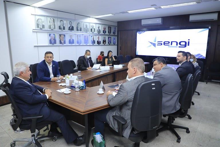 Ministro do MCTI conhece projeto de fábrica brasileira de placas solares