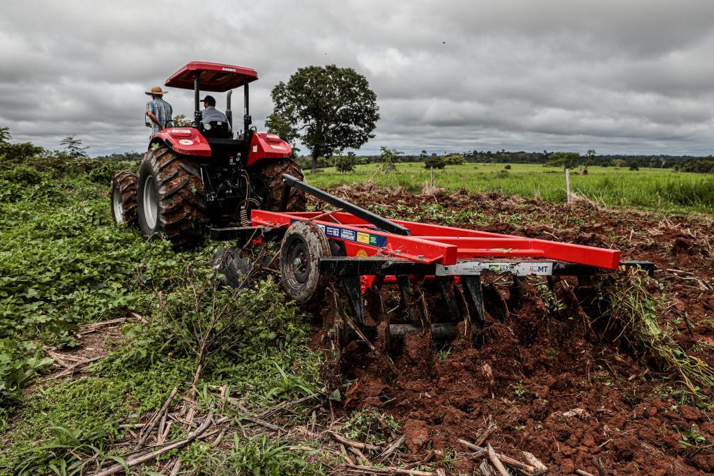 No Mato Grosso, auxílio na aquisição de tratores beneficia agricultura familiar No Mato Grosso, auxílio na aquisição de tratores beneficia agricultura familiar