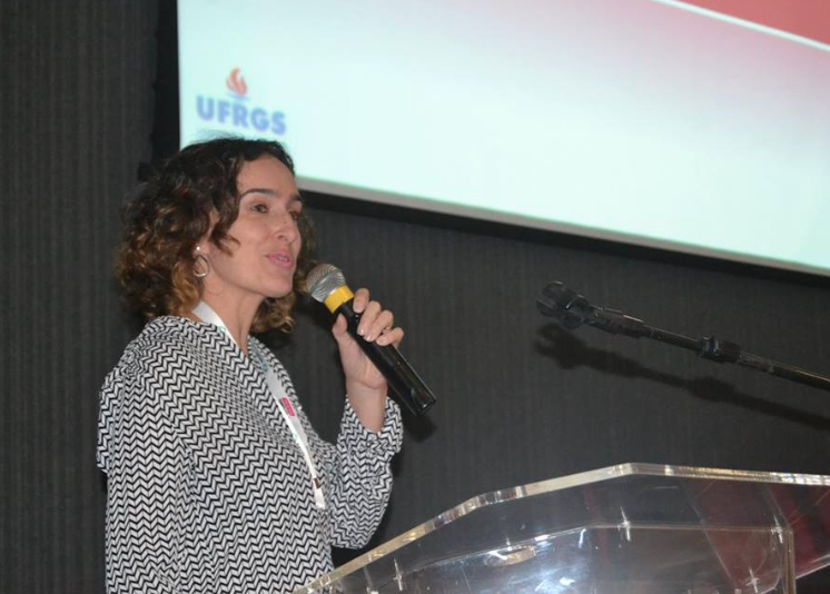 Pesquisadora destaca manejo para melhorar desempenho de fêmeas reprodutivas em evento