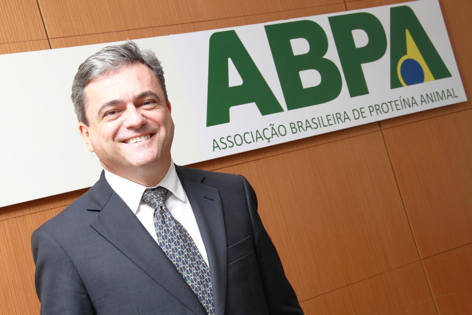 Santin é reeleito vice-presidente do Conselho Mundial da Avicultura