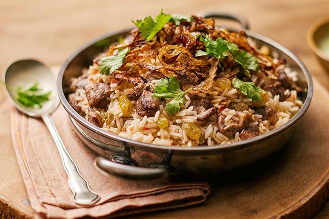 Arroz biryani com frango em uma panela só Arroz biryani com frango em uma panela só