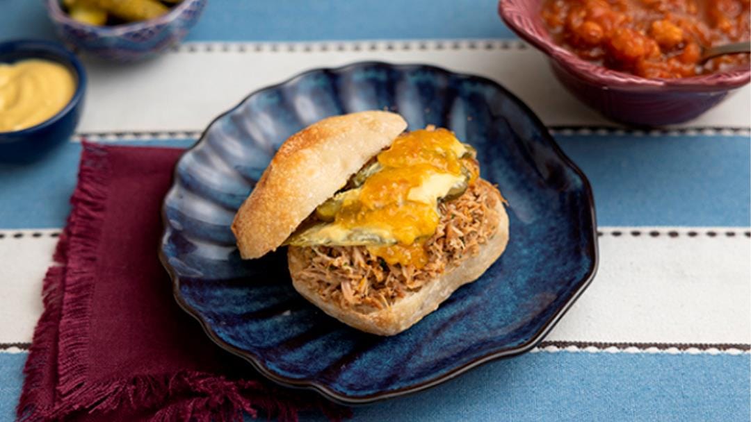 Sanduíche de pernil desfiado Sanduíche de pernil desfiado