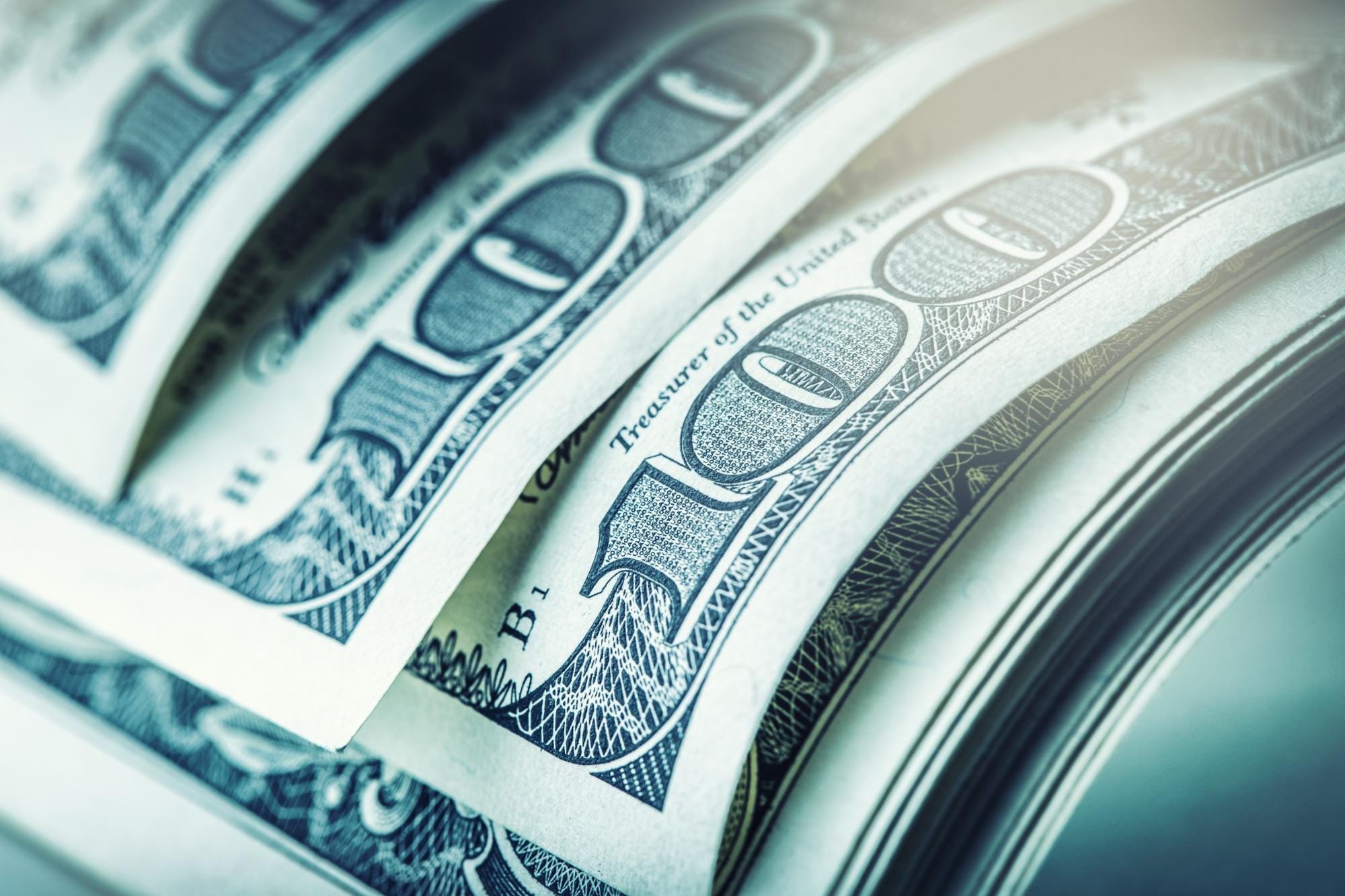 Dólar acompanha exterior e abre em queda contra real de olho em reuniões de BCs