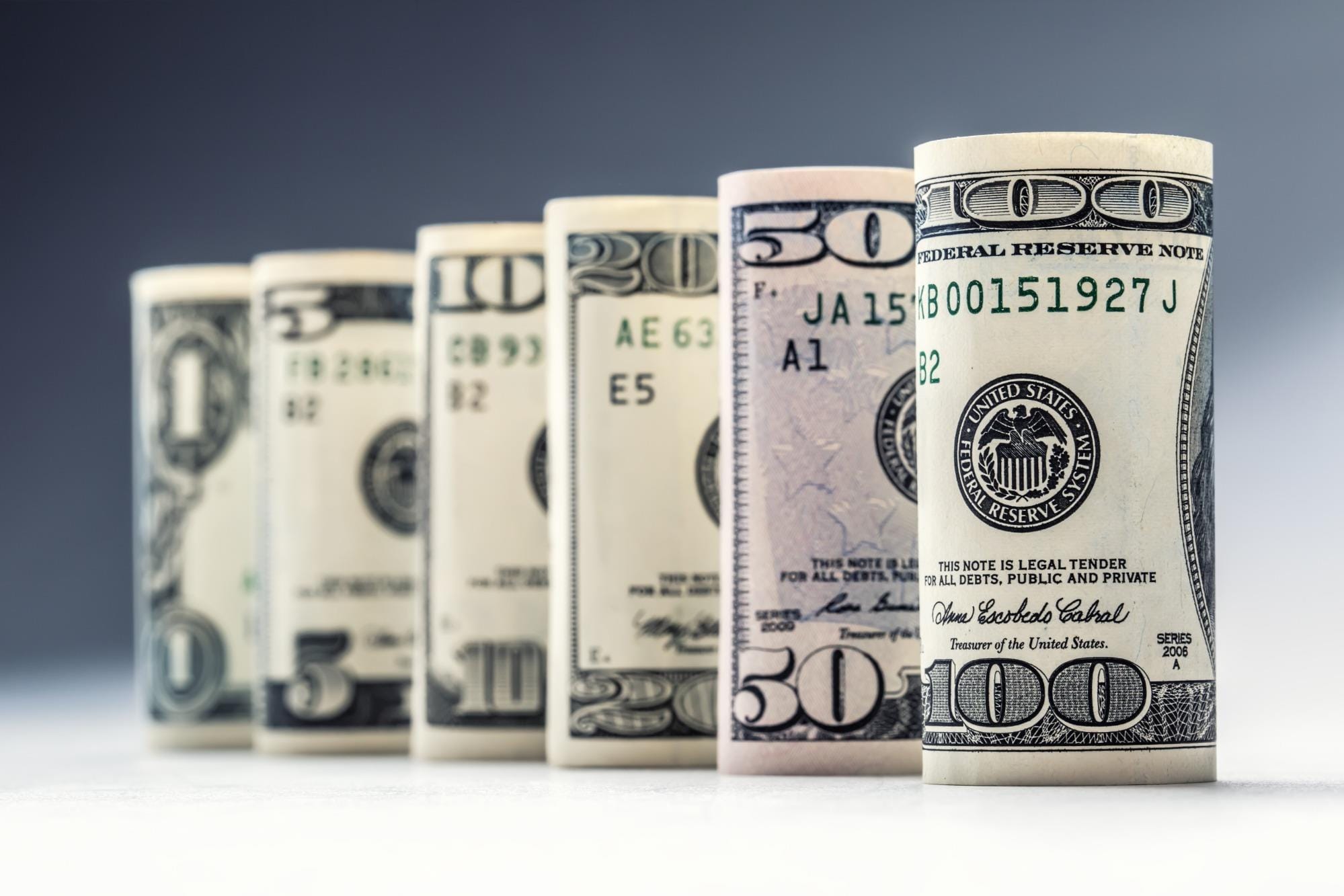 Dólar recua ante real após salto da véspera; mercado reage a teste positivo de Trump para Covid-19