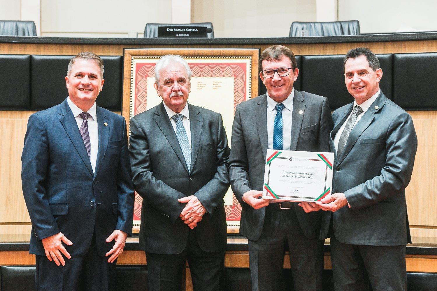 Alesc celebra os 15 anos de SC como área livre de febre aftosa sem vacinação e presta homenagens Alesc celebra os 15 anos de SC como área livre de febre aftosa sem vacinação e presta homenagens