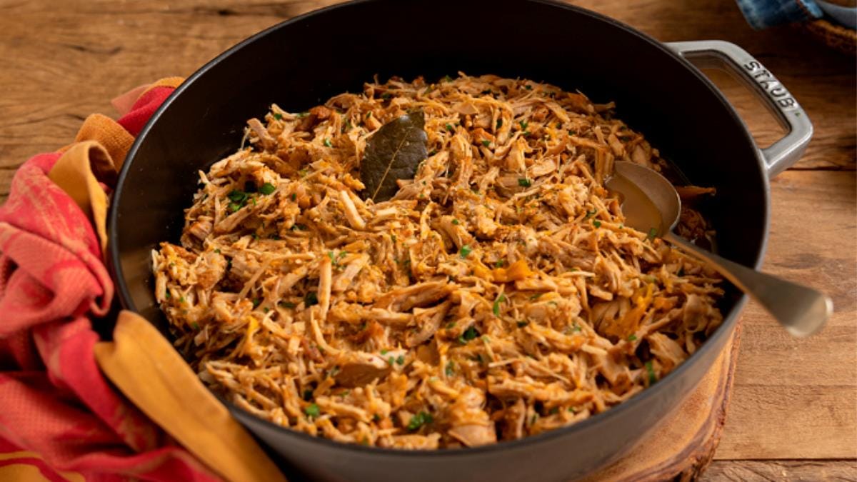 Pernil desfiado com pimentão na pressão Pernil desfiado com pimentão na pressão