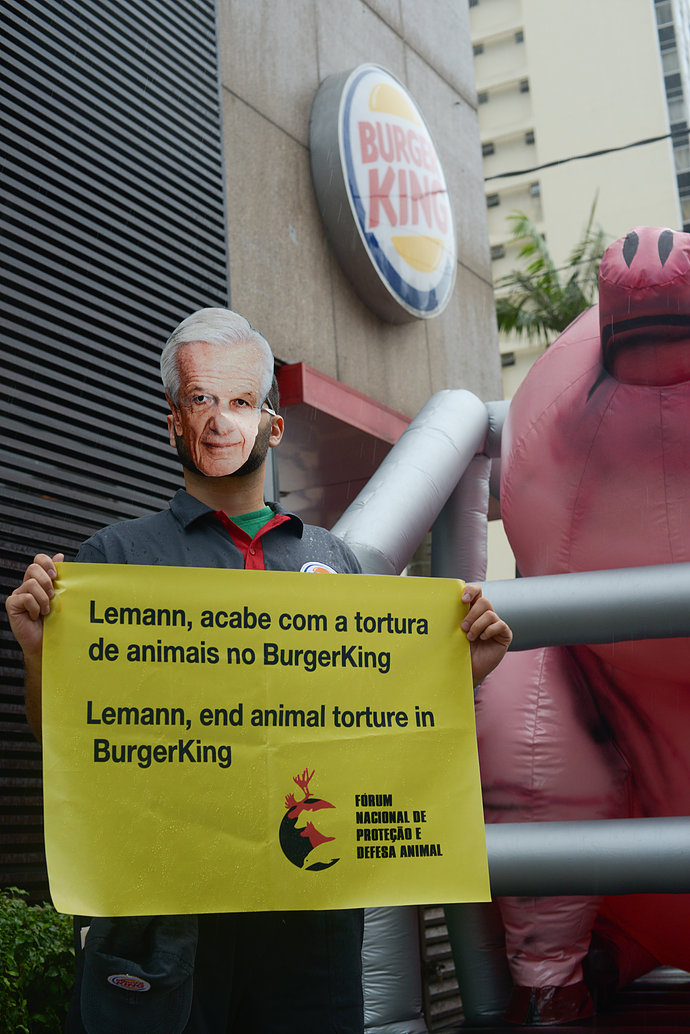 ONG de proteção animal fez protesto em frente ao Burger King