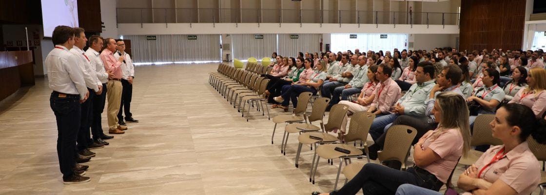 Lar Cooperativa paga salário extra para mais de 25 mil funcionários