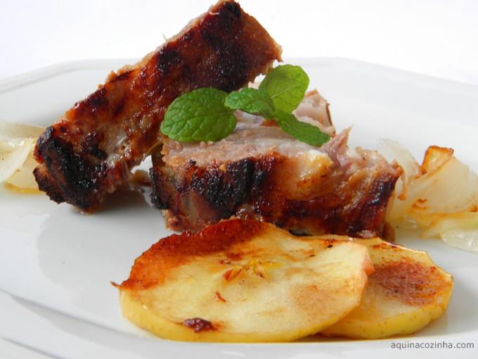 Costelinha suína assada com maçã