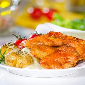 Petiscos de frango com batatas assadas ao molho de gorgonzola