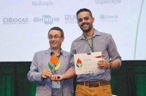 Pesquisador da UTFPR recebe prêmio por destaque na produção de biogás