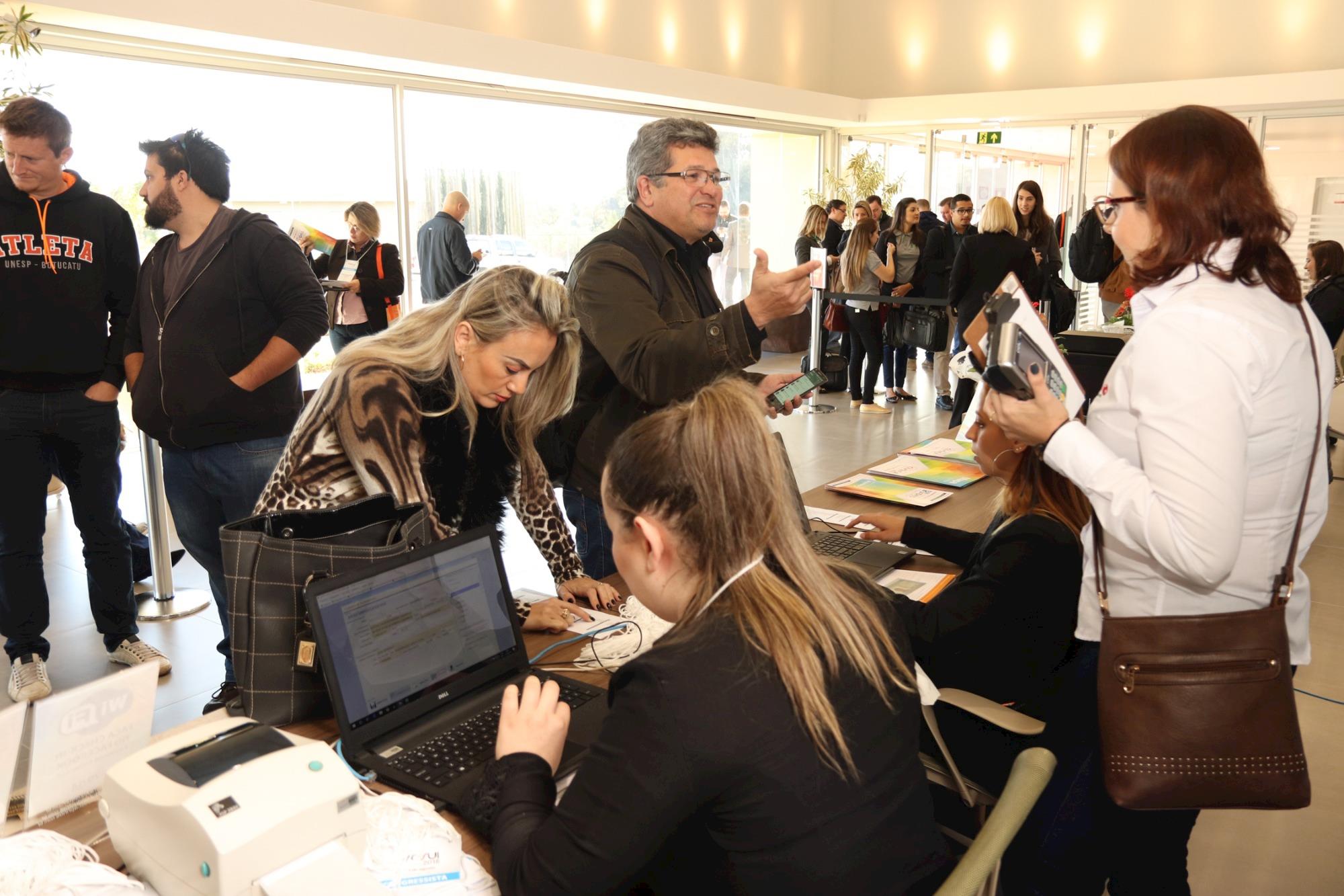 Confira imagens da AveSui 2018, que reúne grande público em Medianeira