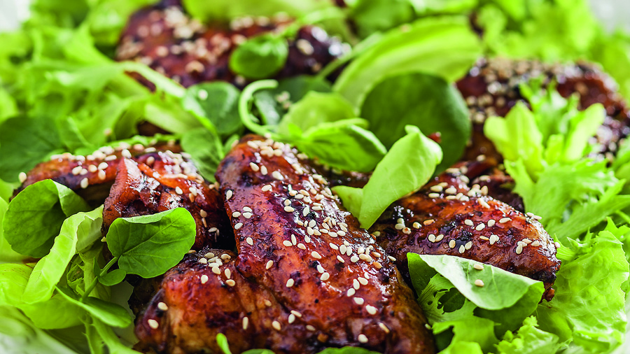 Asa de frango com mel e gergelim.