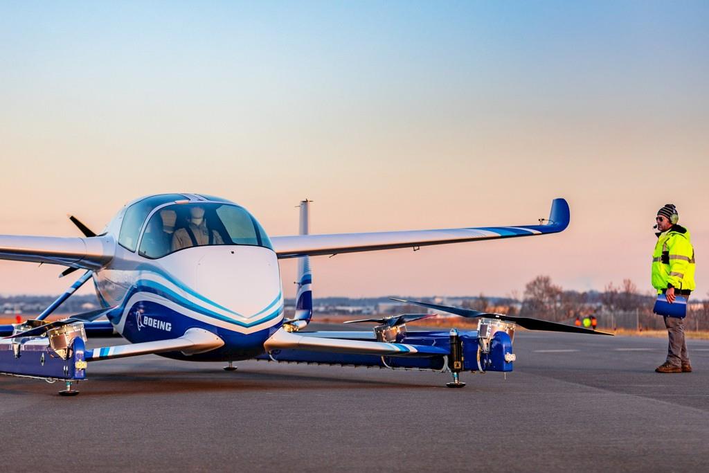 Carro elétrico voador da Boeing faz primeiro voo ao ar livre
