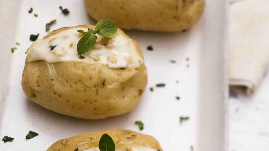 Batata recheada com frango.