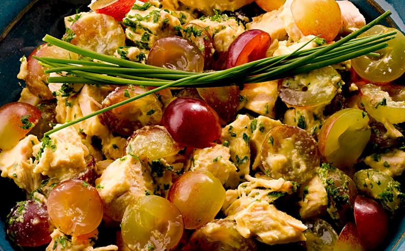 Salada de frango com uva e molho de mostarda Salada de frango com uva e molho de mostarda