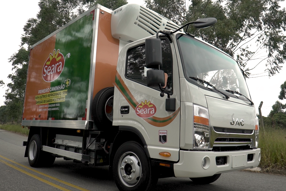 Seara inicia transporte com caminhão 100% elétrico e sem emissão de carbono