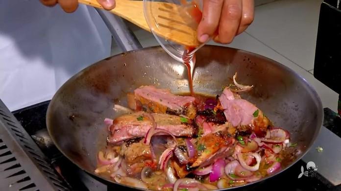 Costela suína assada caramelizada com angu de banana