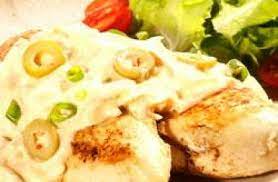 Filé de frango ao molho de azeitonas