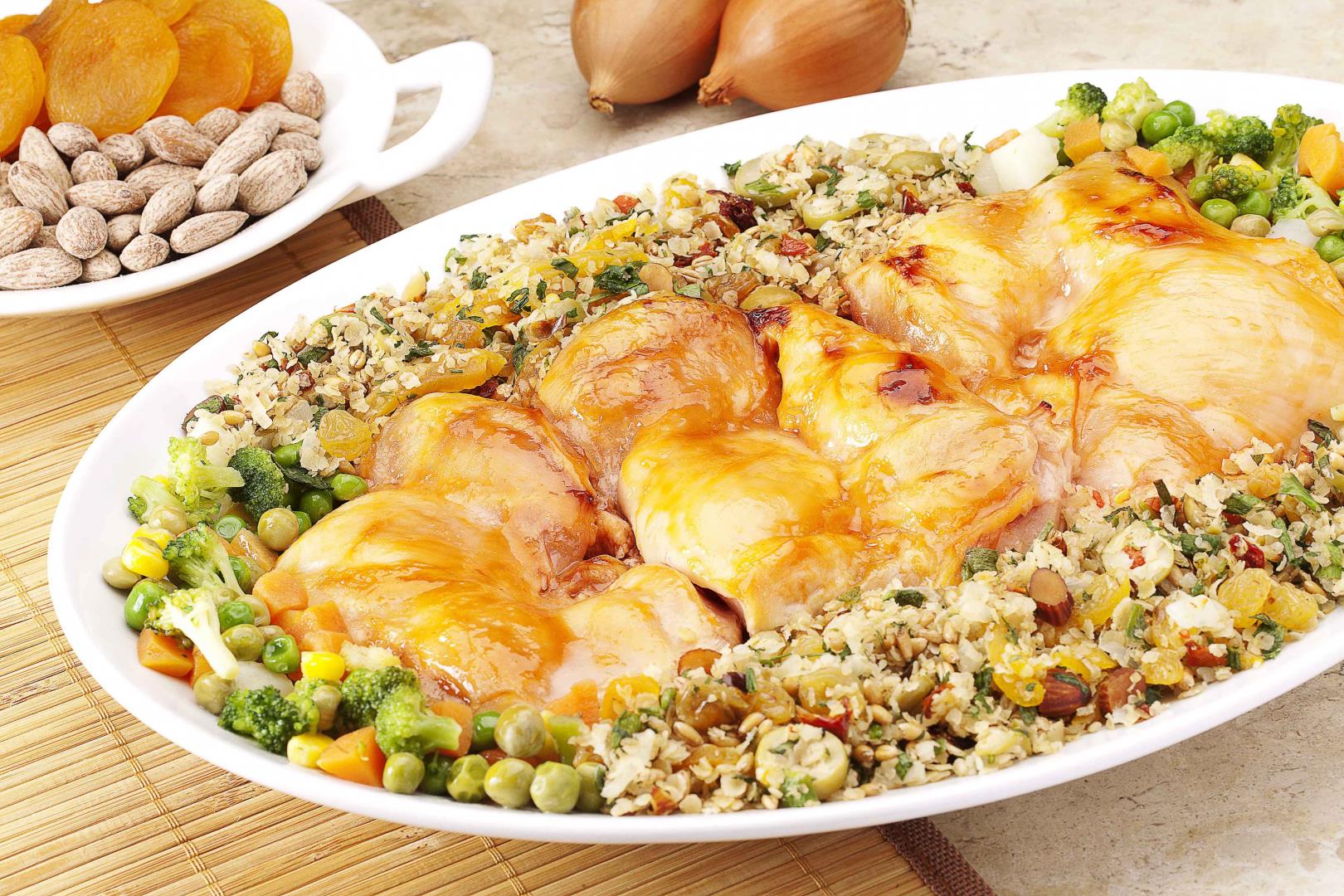 Coxa e sobrecoxa com farofa, legumes e aveia Coxa e sobrecoxa com farofa, legumes e aveia