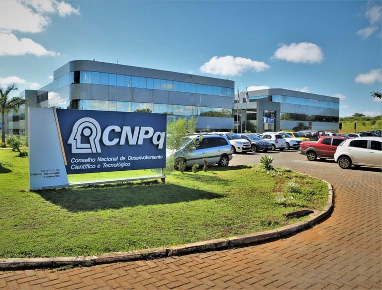 Pesquisas de enfrentamento da gripe aviária terão investimentos de R$ 12 milhões Pesquisas de enfrentamento da gripe aviária terão investimentos de R$ 12 milhões