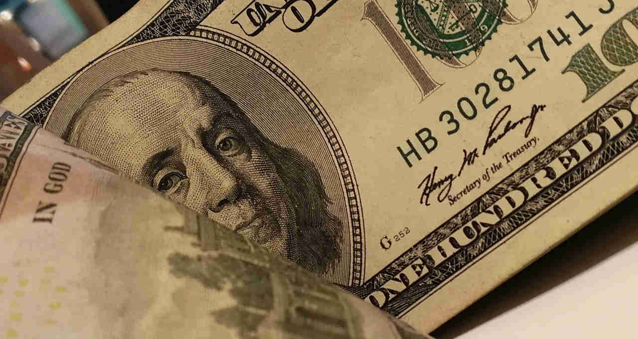Dólar opera em reação à ata do Fed e divulgação de PMIs Globais