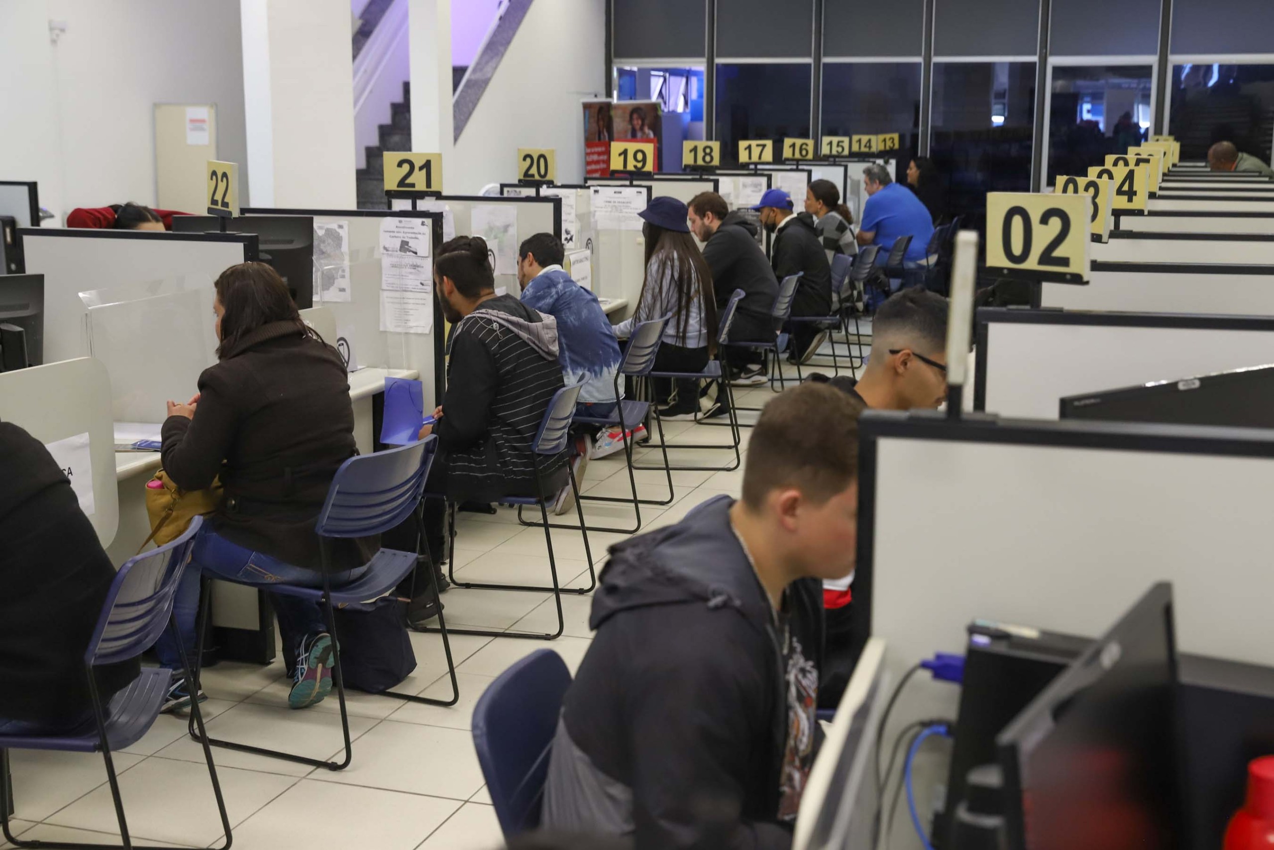 Estado promove mutirão de emprego com 1.784 vagas para operador de telemarketing na Agencia do Trabalhador.
Foto: Geraldo Bubniak/AEN
