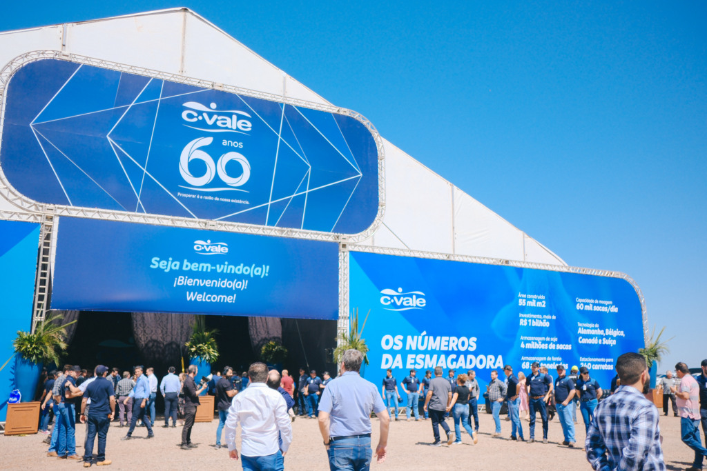 Inauguração da esmagadora de soja da C.Vale em Palotina (PR) reúne seis mil pessoas Inauguração da esmagadora de soja da C.Vale em Palotina (PR) reúne seis mil pessoas