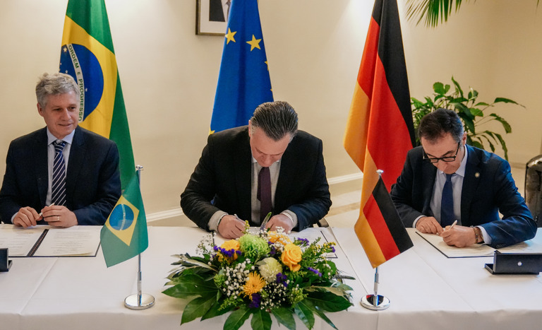 Fávaro assina acordos bilaterais com a Alemanha