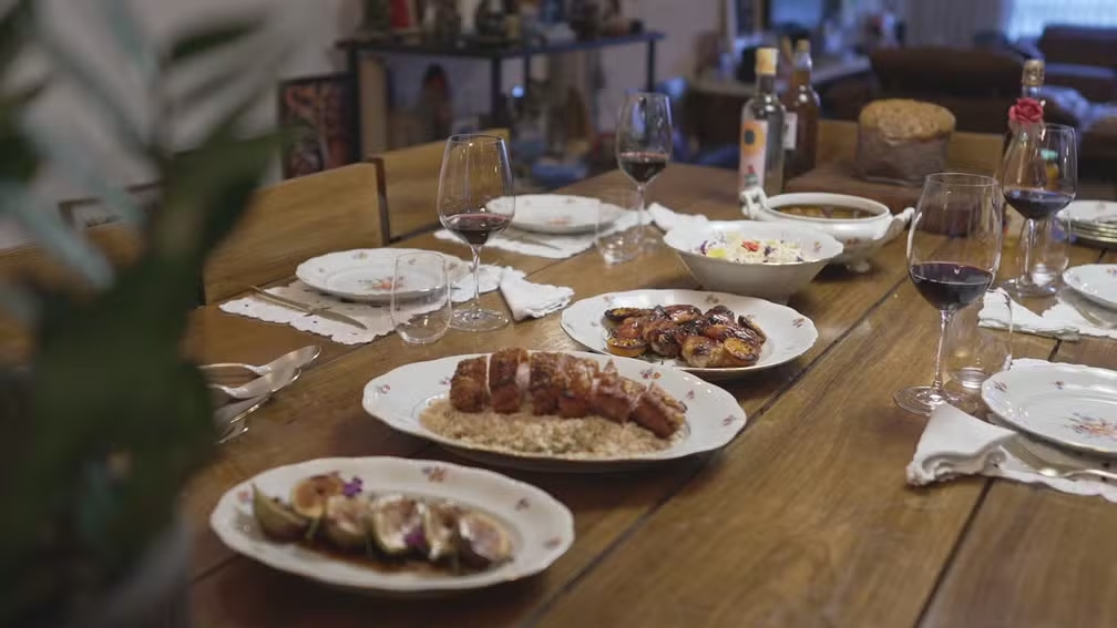 Ceia de Natal gastando menos de R$ 20 reais por pessoa? Brasileira eleita melhor chef da América Latina ensina receita de suíno