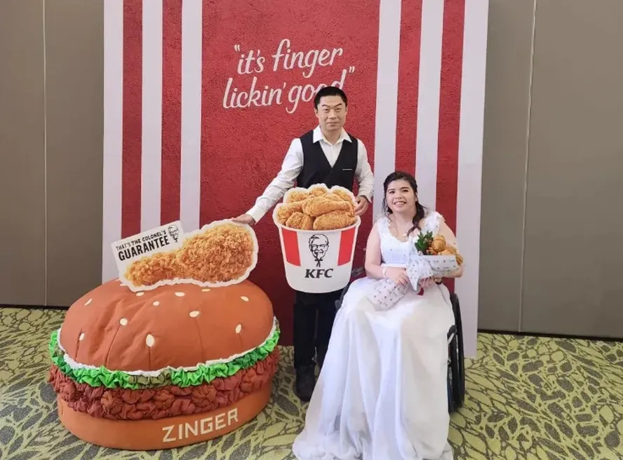 Buquê de frango frito: mulher faz casamento com tema da lanchonete KFC, em Cingapura