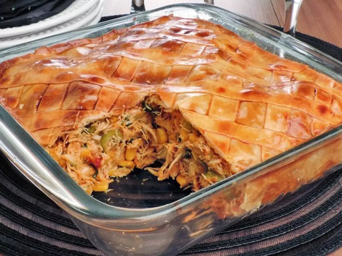 Torta de frango com massa de pastel: jeito fácil de fazer!