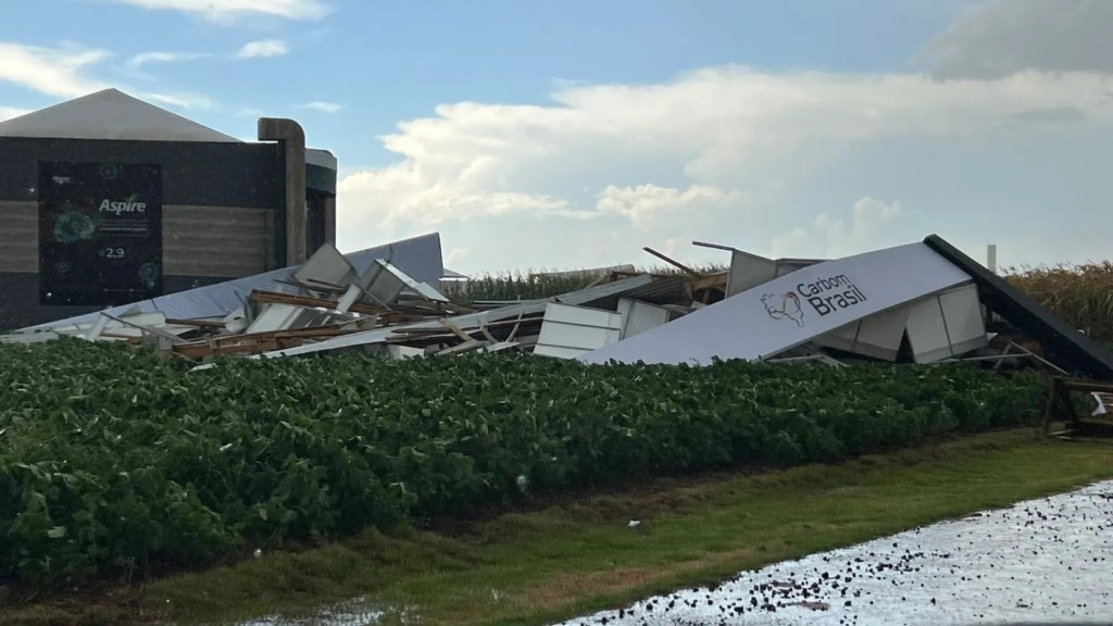 Vendaval derruba estrutura de dia de campo da C. Vale e deixa 5 pessoas feridas Vendaval derruba estrutura de dia de campo da C. Vale e deixa 5 pessoas feridas