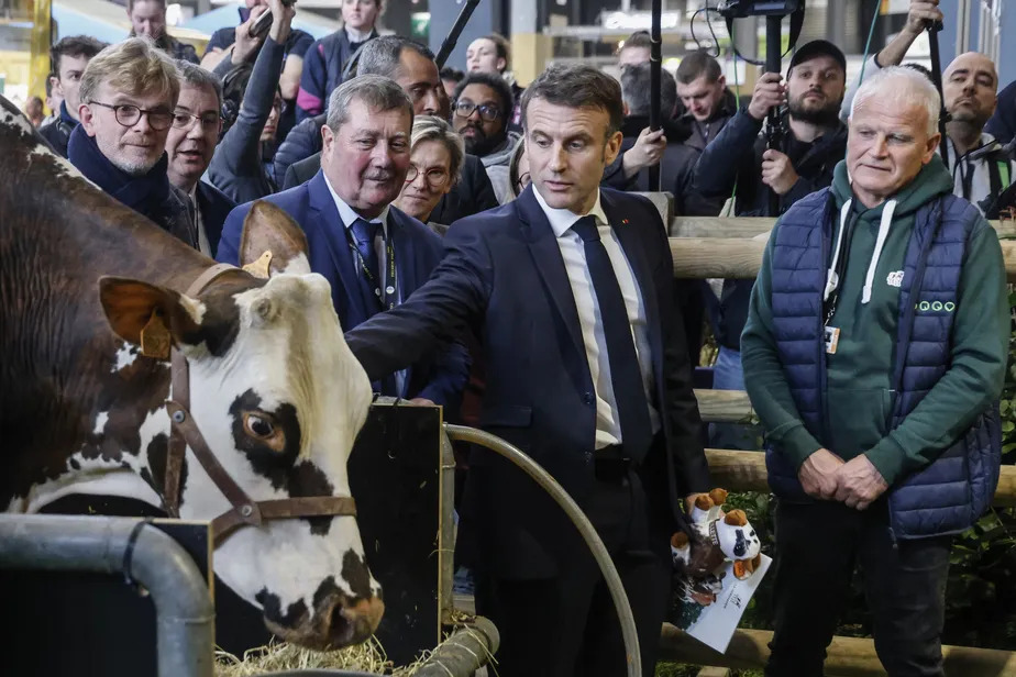 Tumulto em Paris: Macron é vaiado por agricultores em chegada à feira agrícola