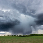Frente fria ativa traz chuva e vento forte para o Sul e alertas para quase todo o Centro-Sul