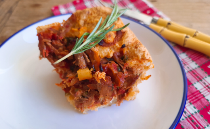 Já experimentou uma torta de pernil com maçã? É uma combinação inusitada que vai te surpreender! Confira a receita